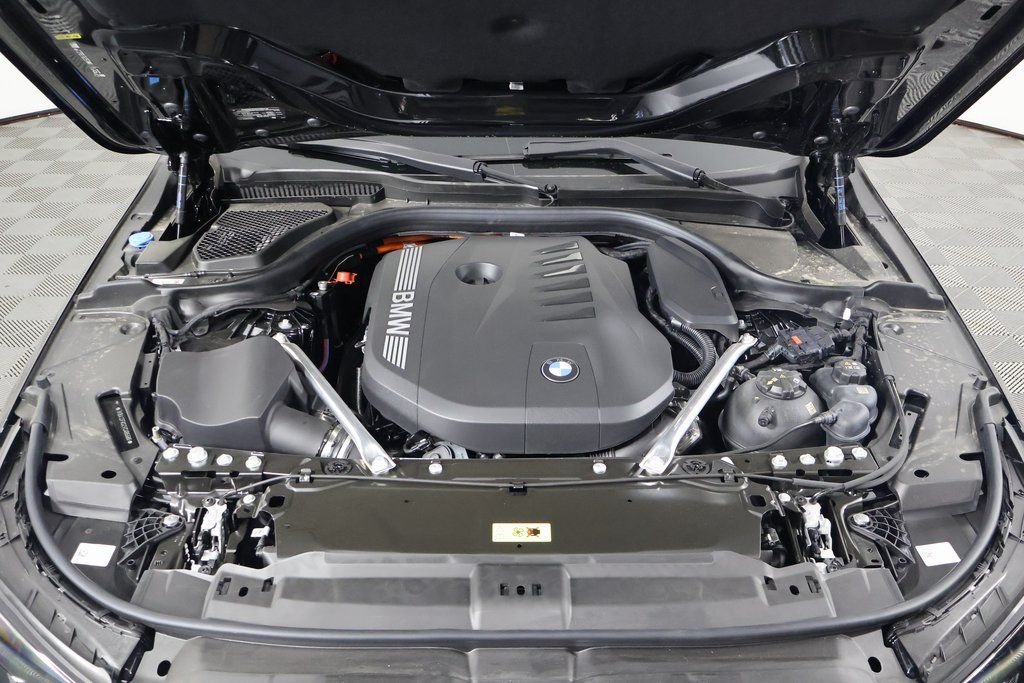 2027 BMW 5 Series 550e - Photo 9