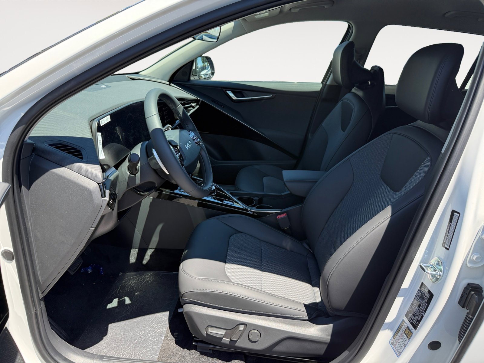 New 2026 Snow White Pearl Kia WIND image 10