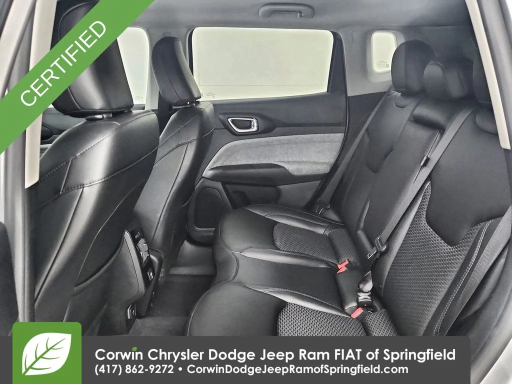Used 2022 Silver Jeep Latitude image 12