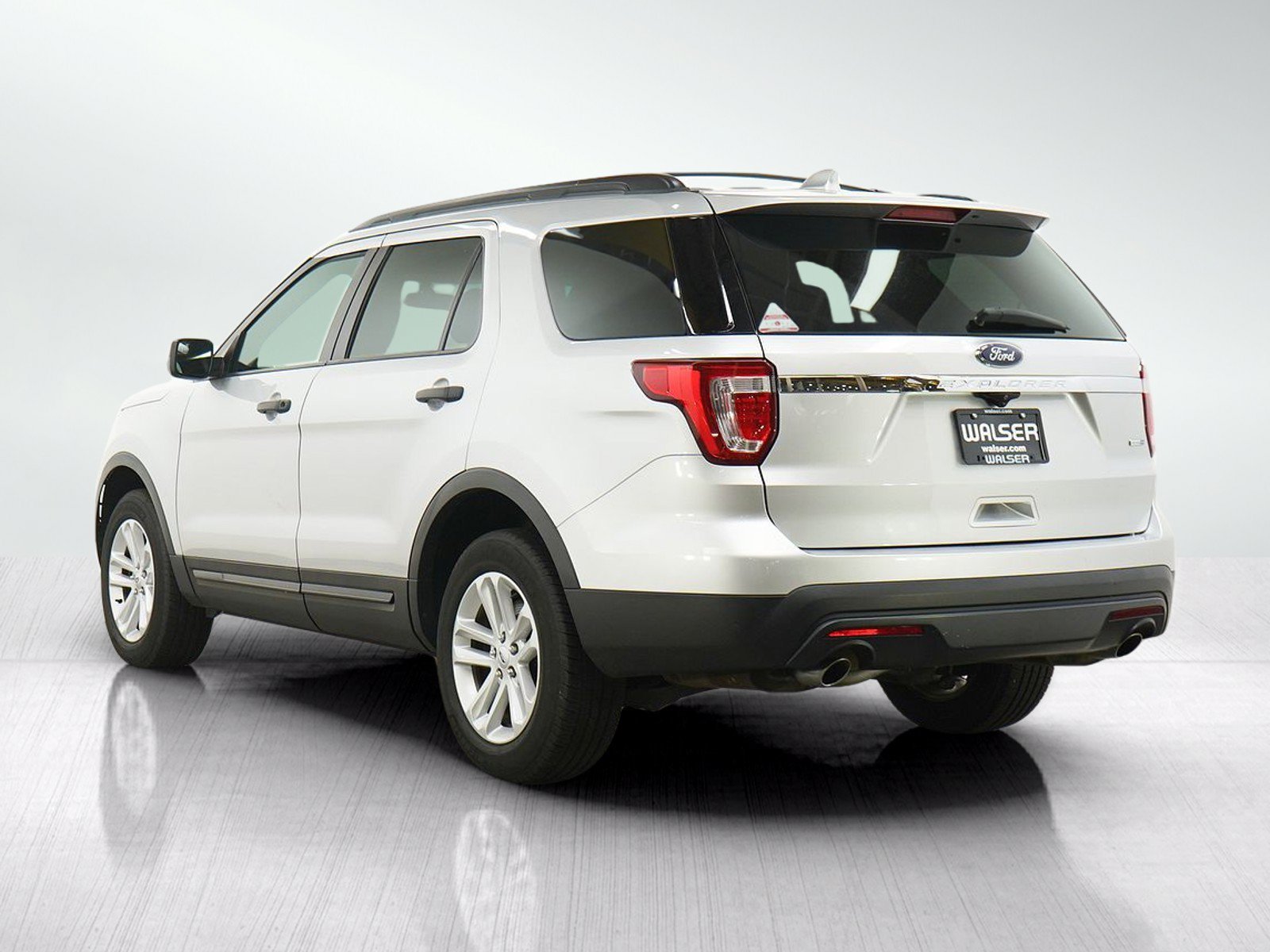 Used 2016 Ingot Silver Ford  image 3