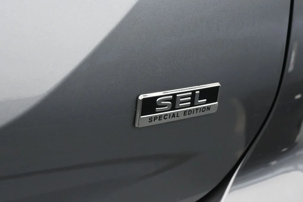 Used 2022 Silver Mitsubishi SEL image 33