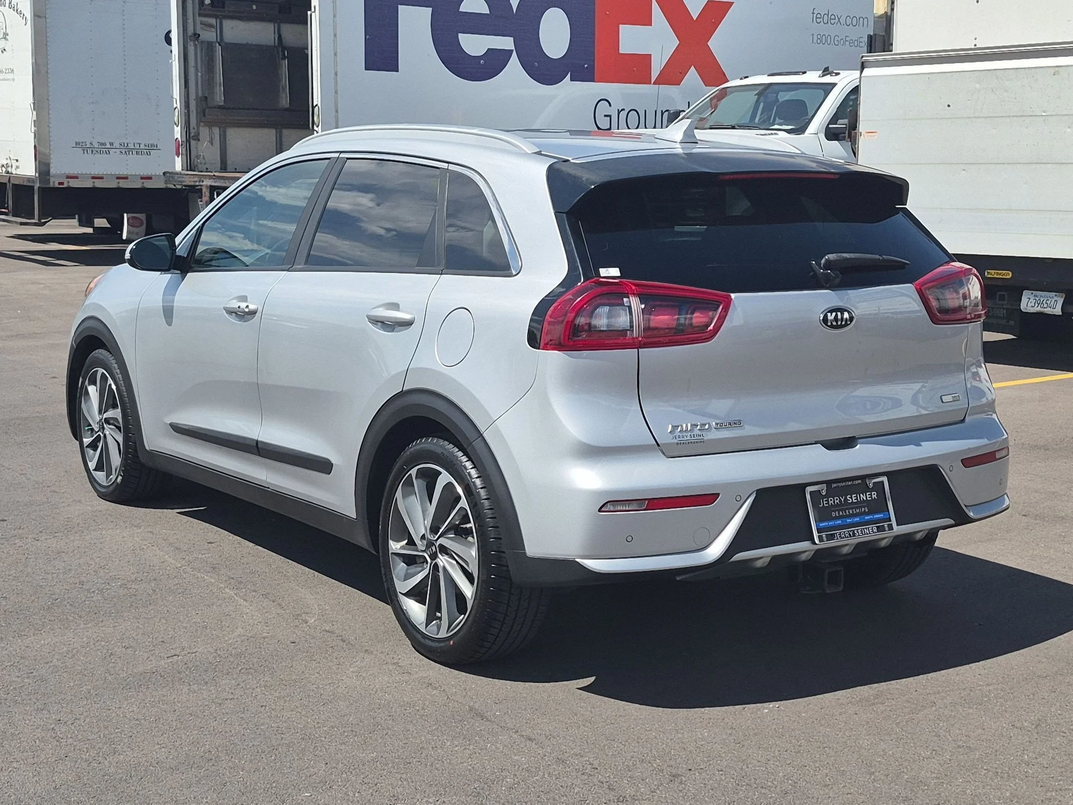 Used 2018 Silky Silver Kia Touring image 3