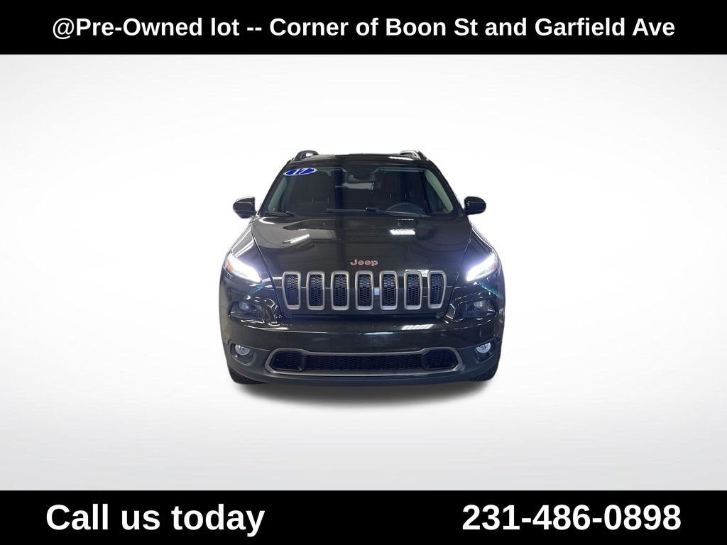 Used 2017 Green Jeep Latitude image 8