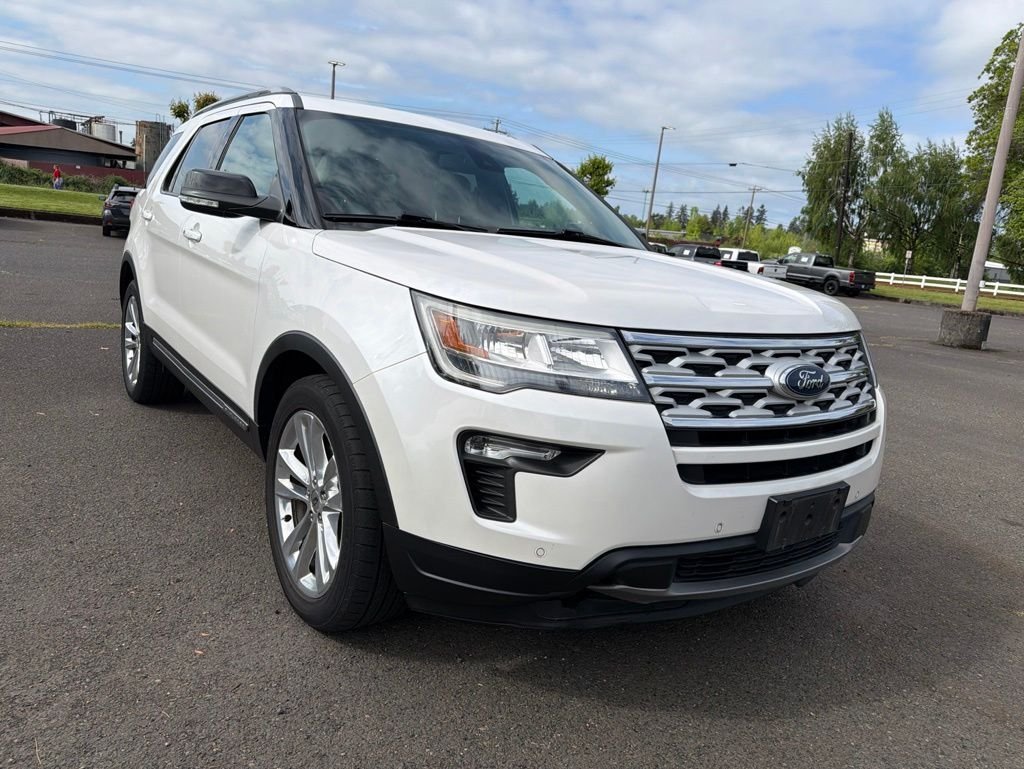 Used 2018 White Platinum Clearcoat Metallic Ford XLT image 6