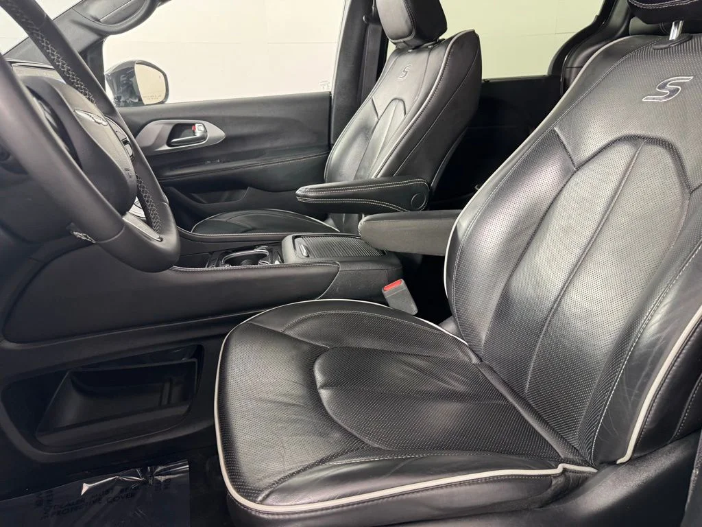 Used 2025 Black Chrysler Limited image 13