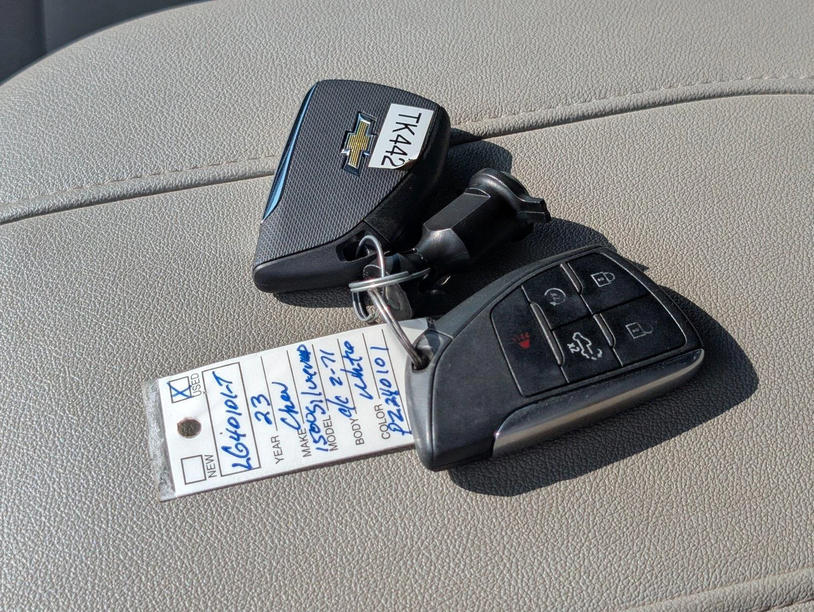 Used 2023 SUMMIT WHITE Chevrolet LT image 16