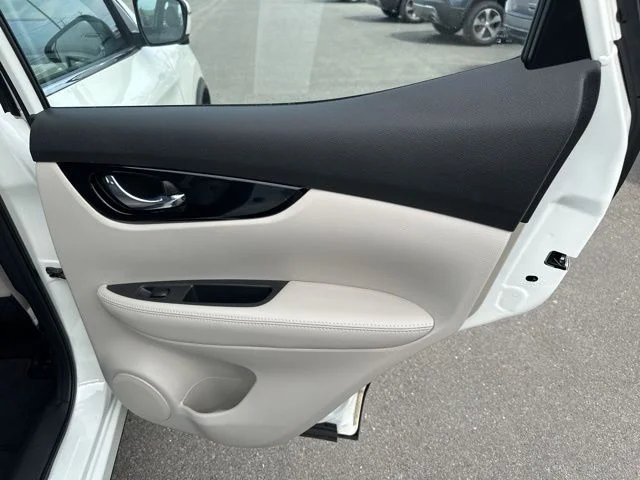 Used 2022 White Nissan SL image 12
