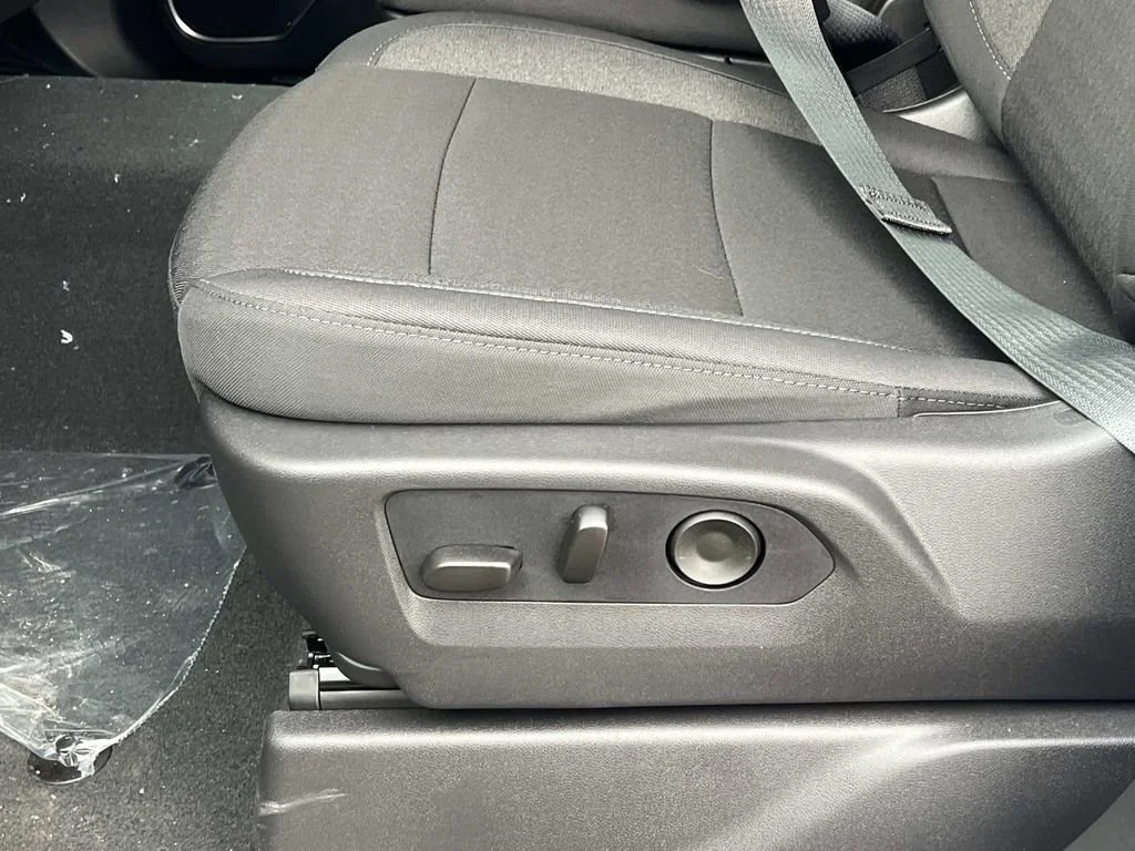 New 2026 Summit White Chevrolet LT (2FL) image 13