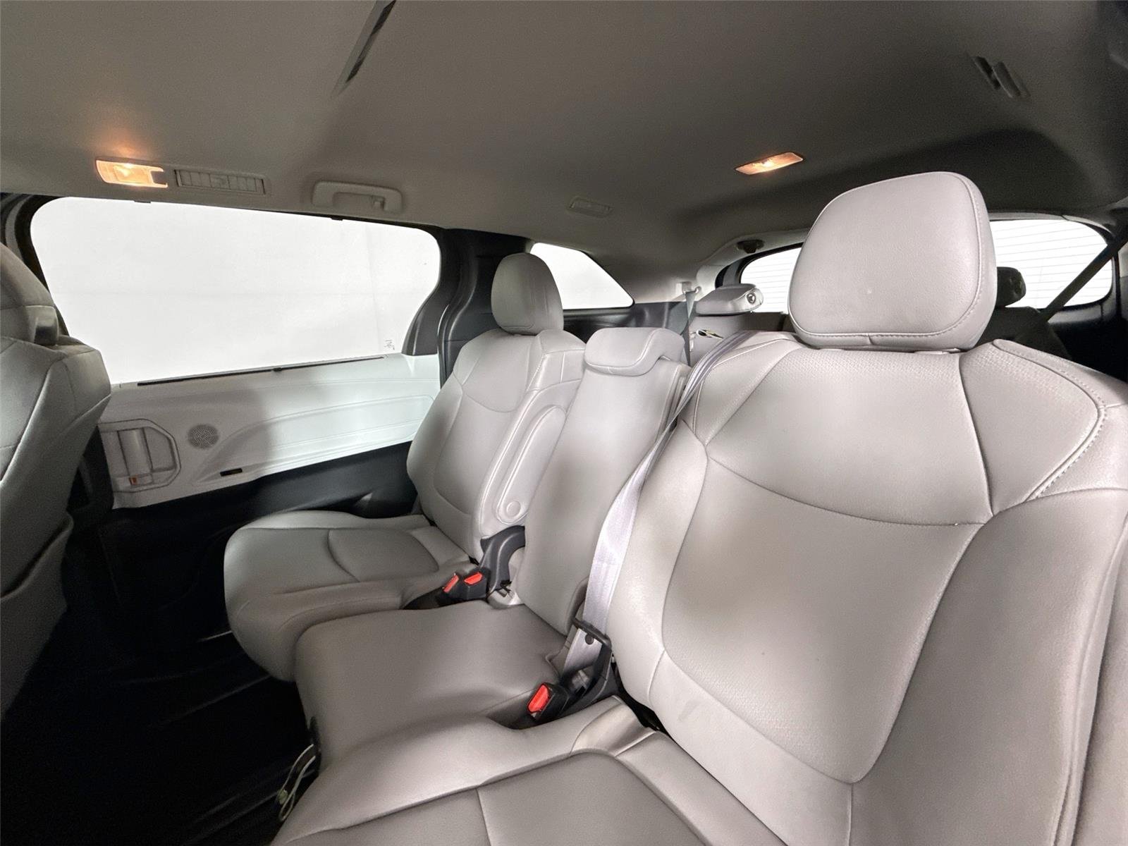 Used 2025 Wind Chill Pearl Toyota XLE 8-Passenger image 31