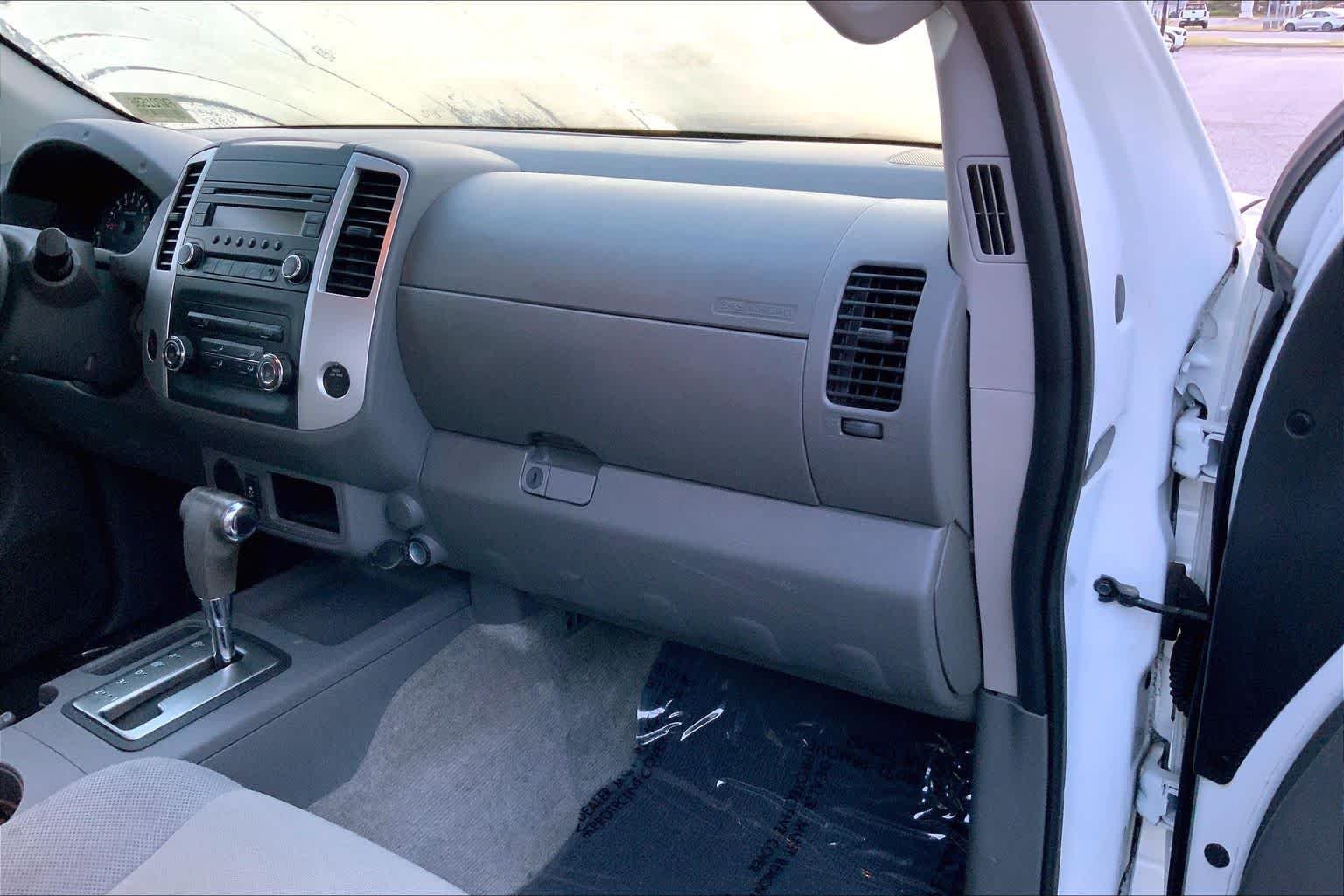 Used 2015 Glacier White Nissan S image 16