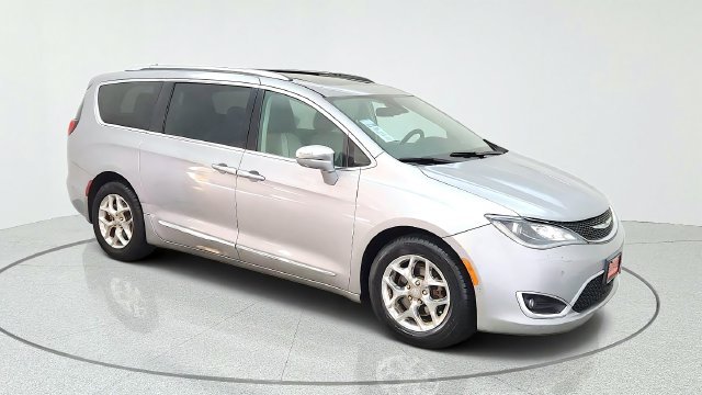 Used 2017 Silver Chrysler Limited image 15