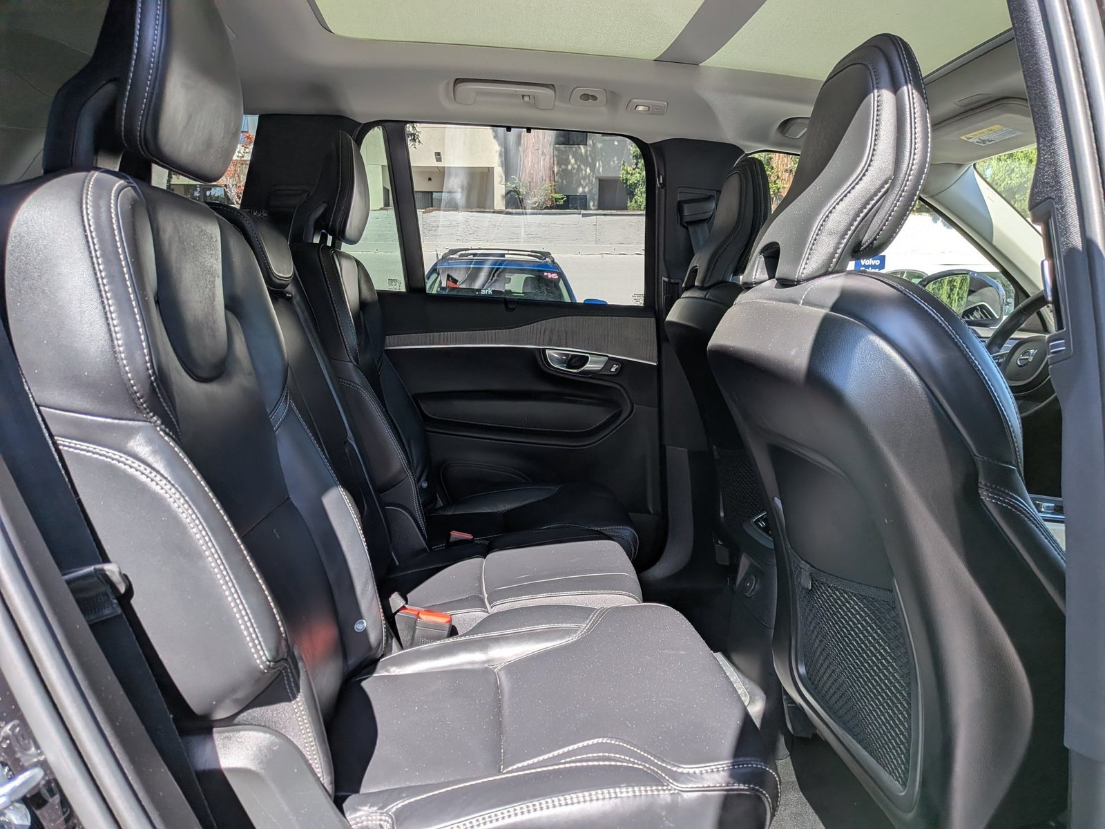 Used 2024 Onyx Black Metallic Volvo Ultimate Bright Theme image 22