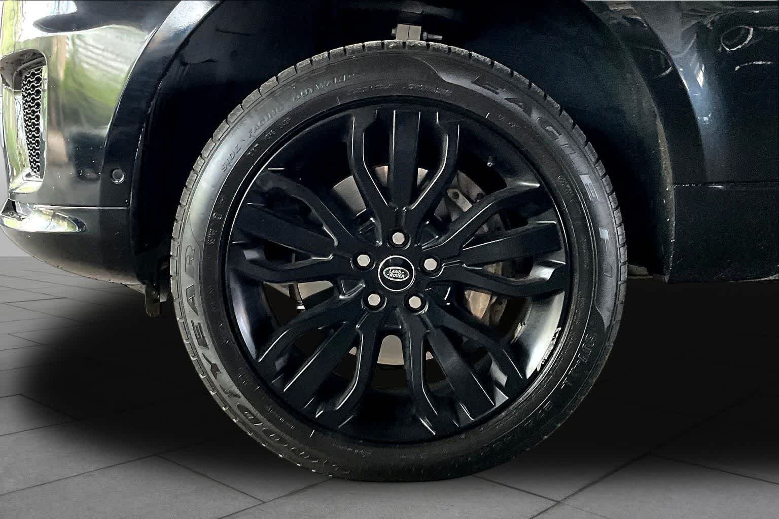 Used 2022 Santorini Black Metallic Land Rover HSE Silver Edition image 10