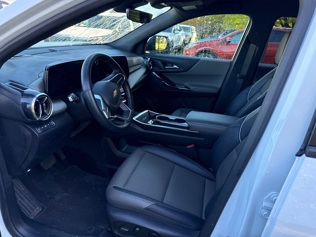 Used 2025 White Chevrolet LT image 9