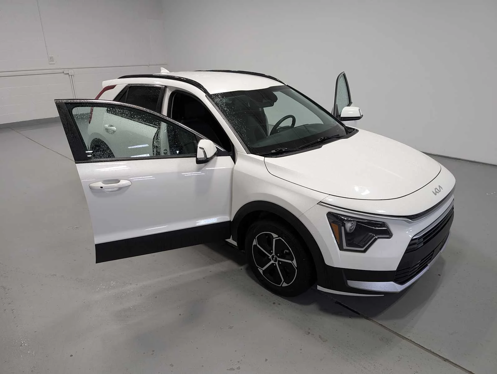 Used 2024 Snow White Pearl Kia EX image 16