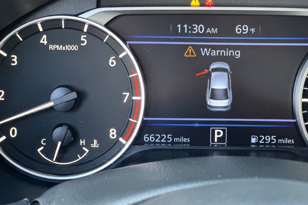 Used 2024 Silver Nissan 2.5 SV image 31