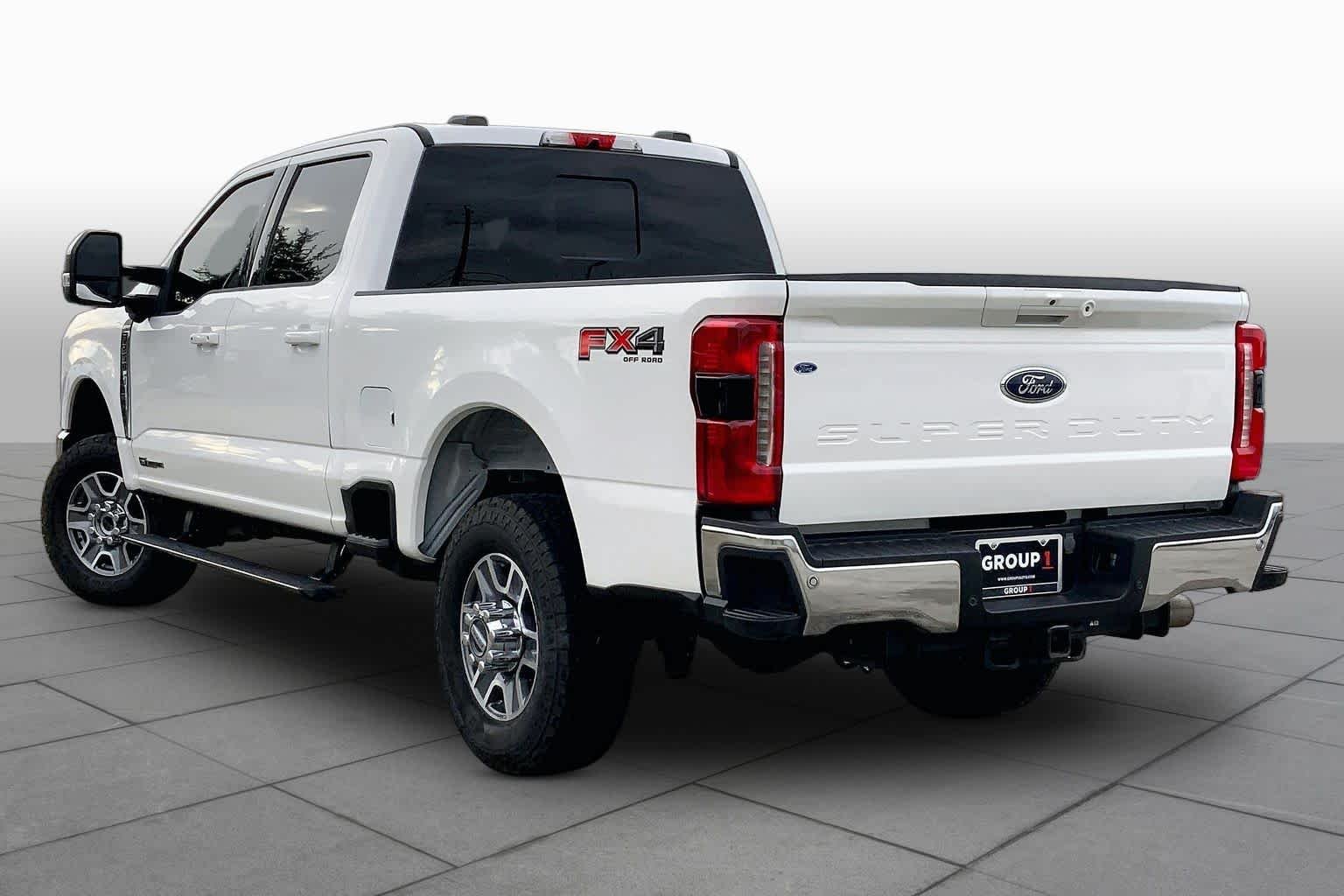 Used 2023 Star White Metallic Tri-Coat Ford F-250 Pickup LARIAT image 11