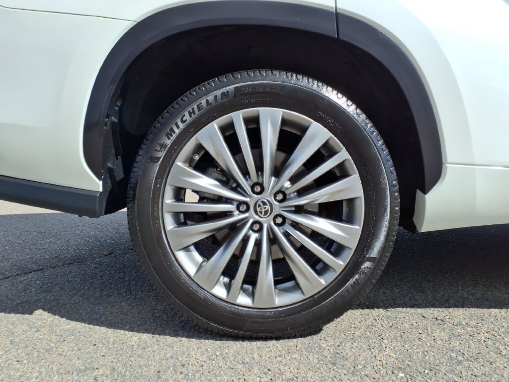 Used 2020 Blizzard Pearl Toyota Platinum image 20