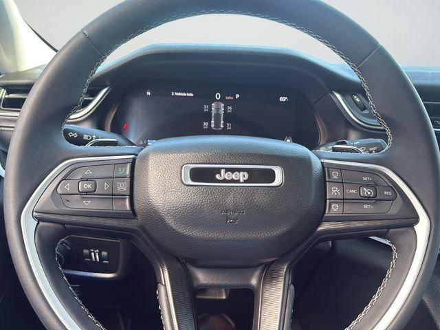 Used 2023 Gray Jeep Laredo image 27