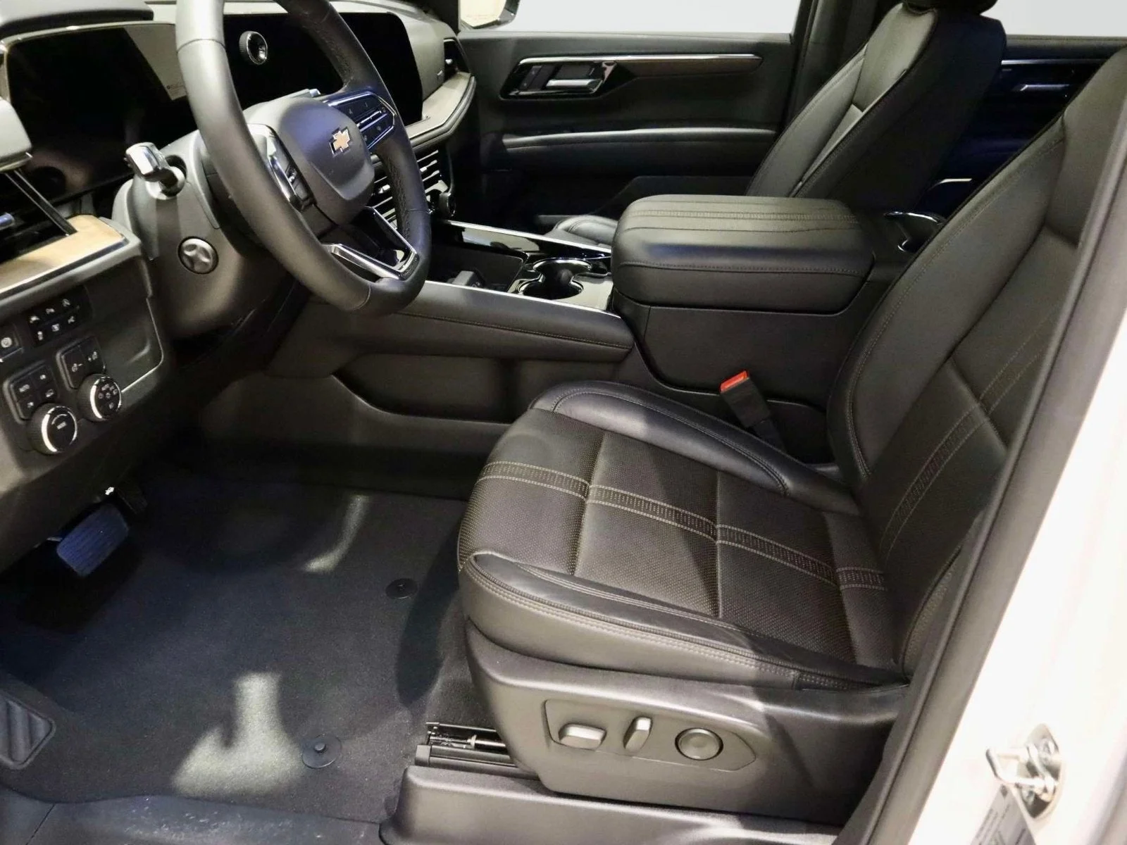 Used 2025 Iridescent Pearl Tricoat Chevrolet High Country image 22