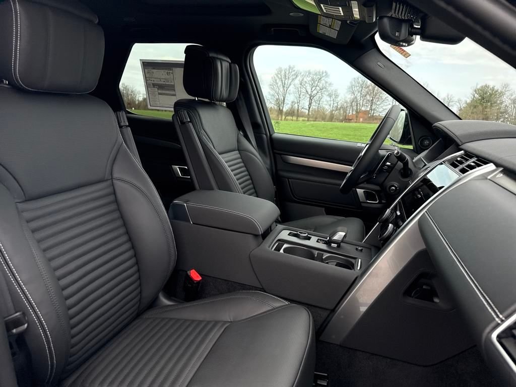 Used 2025 Black Land Rover Dynamic SE image 18