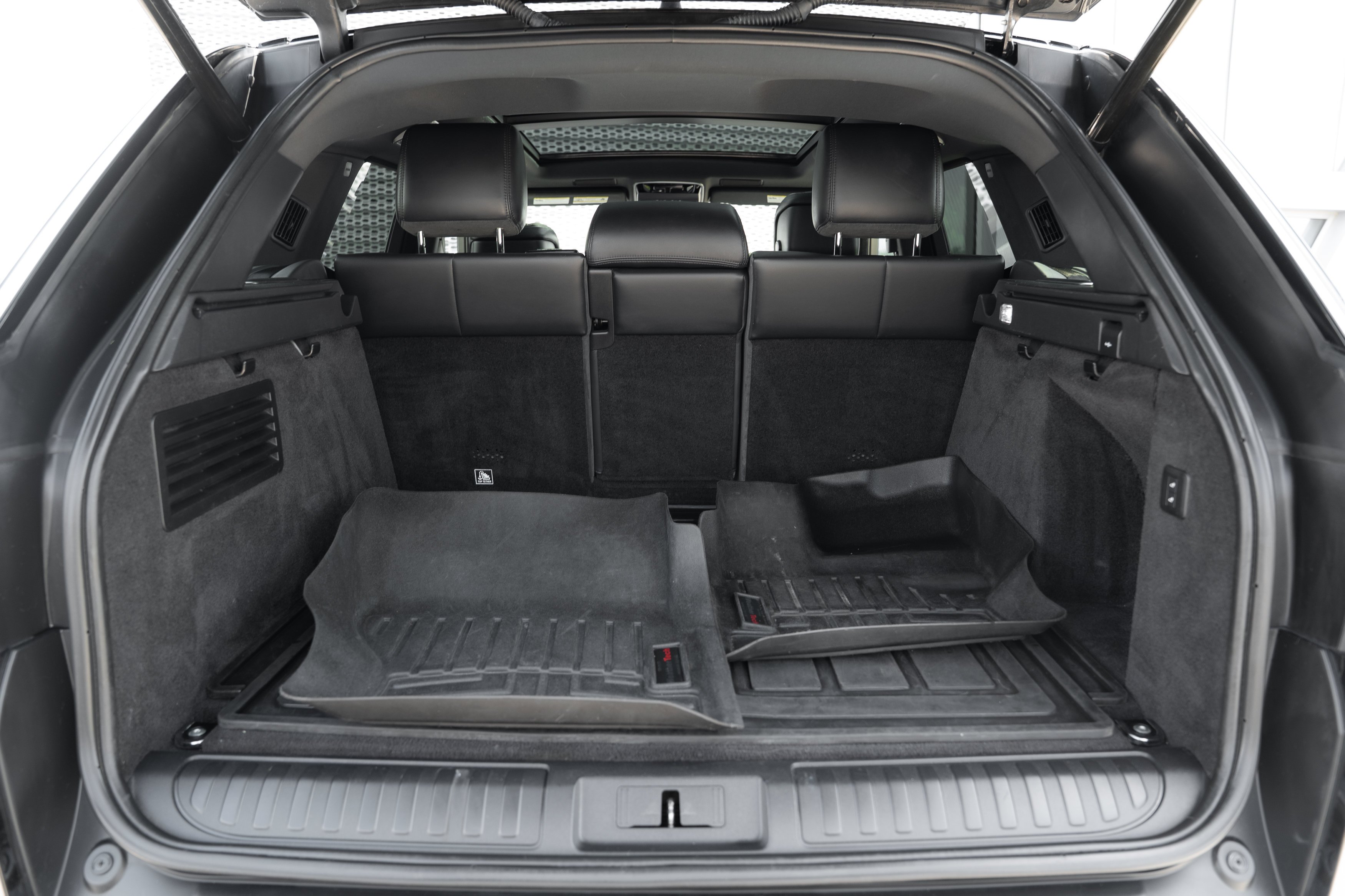 Used 2021 Santorini Black Metallic Land Rover HSE Silver Edition image 25