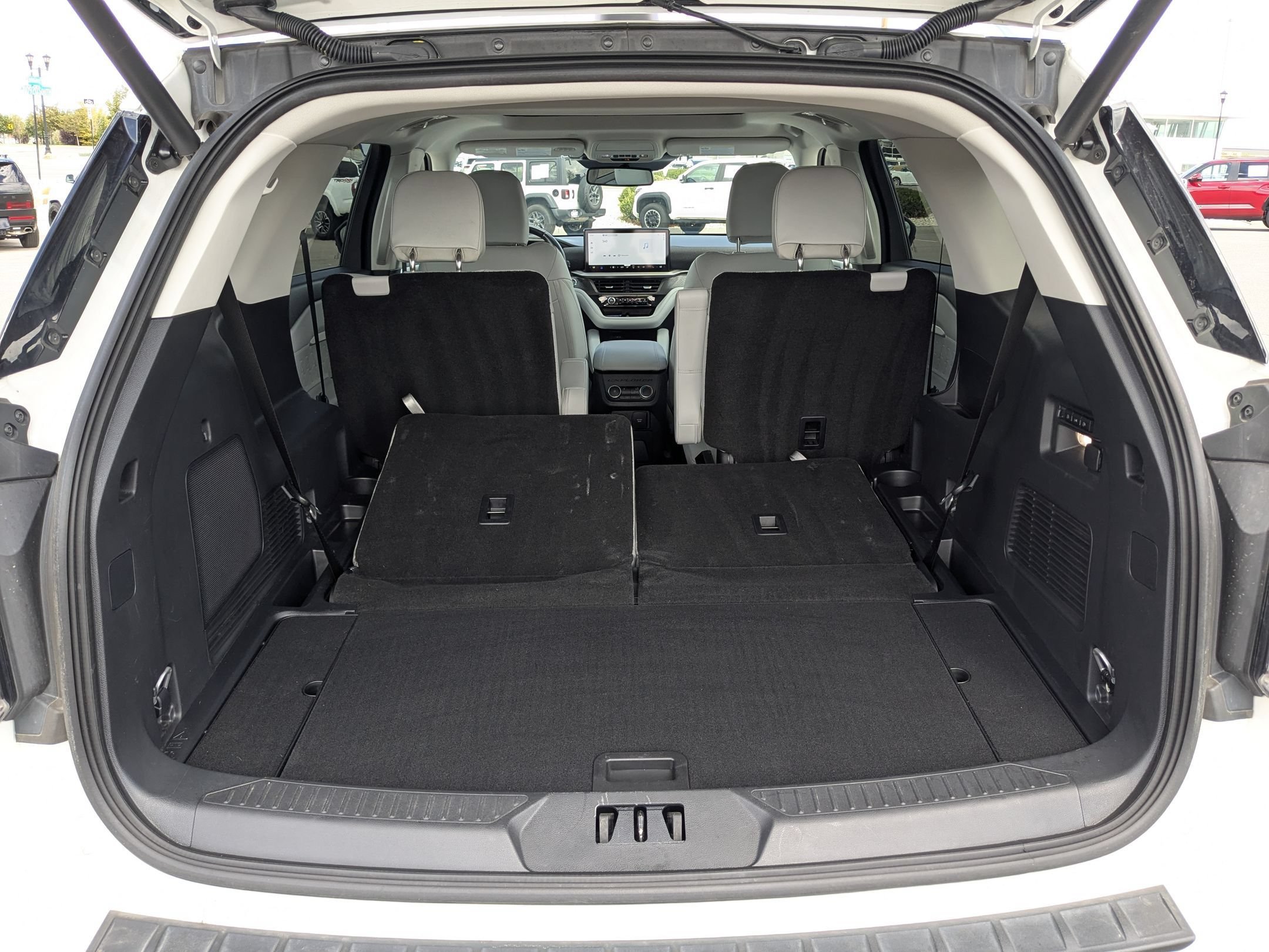 Used 2025 White Metallic Ford Platinum image 31