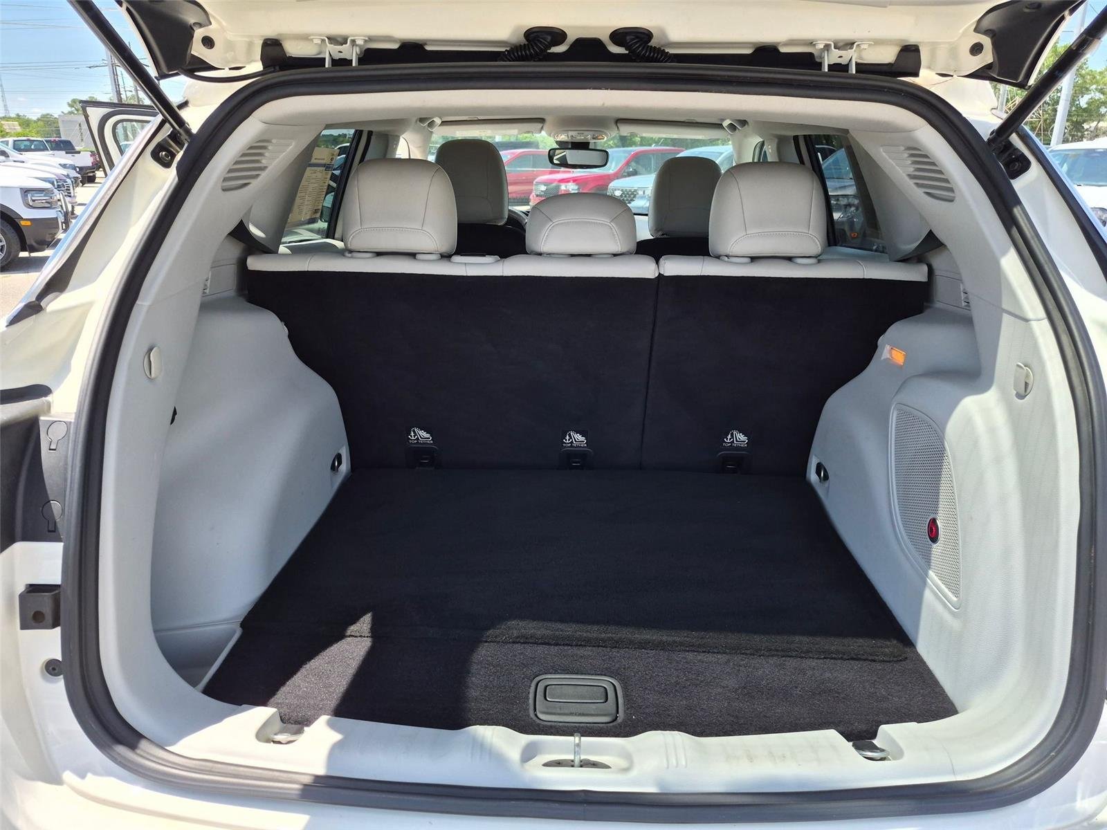 Used 2018 White Clearcoat Jeep Latitude image 29