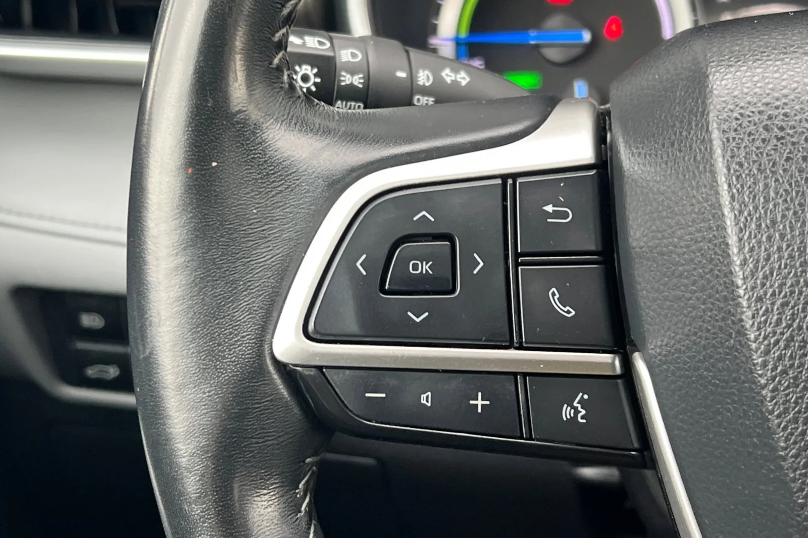Used 2022 Moon Dust Toyota Hybrid XLE image 28