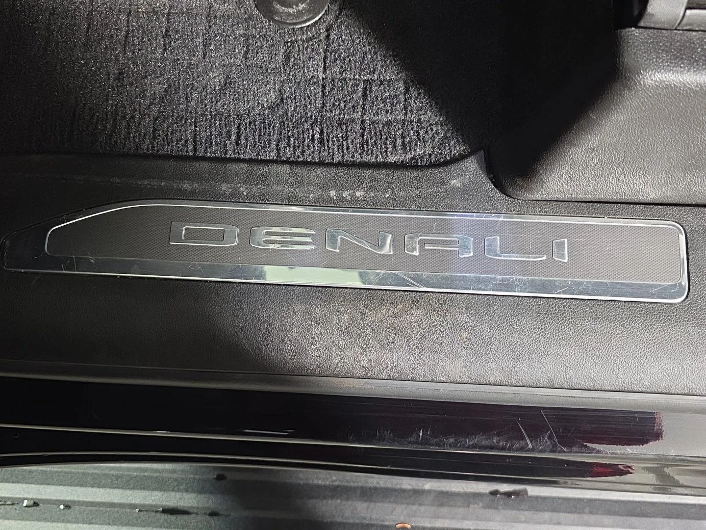 Used 2025 Onyx Black GMC Denali image 36