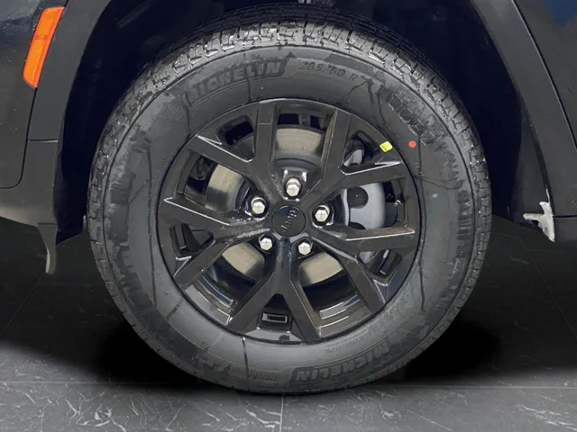 New 2026 Diamond Black Crystal Pearl-Coat Exterior Paint Jeep Altitude image 38