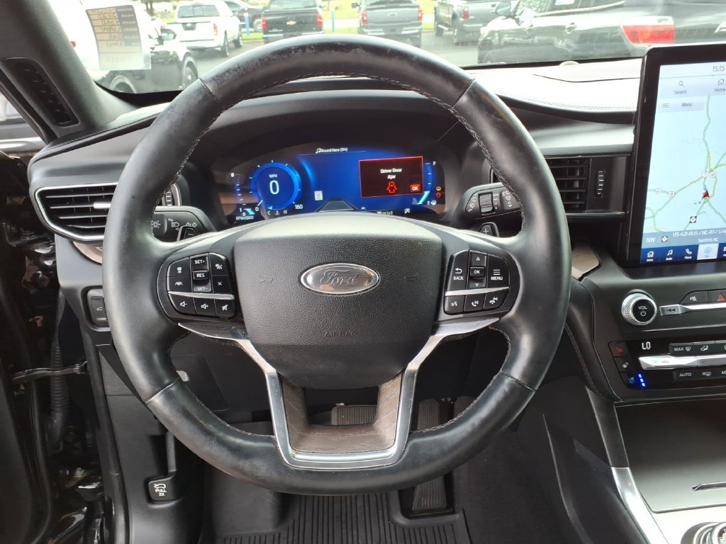 Used 2020 Black Metallic Ford Platinum image 25