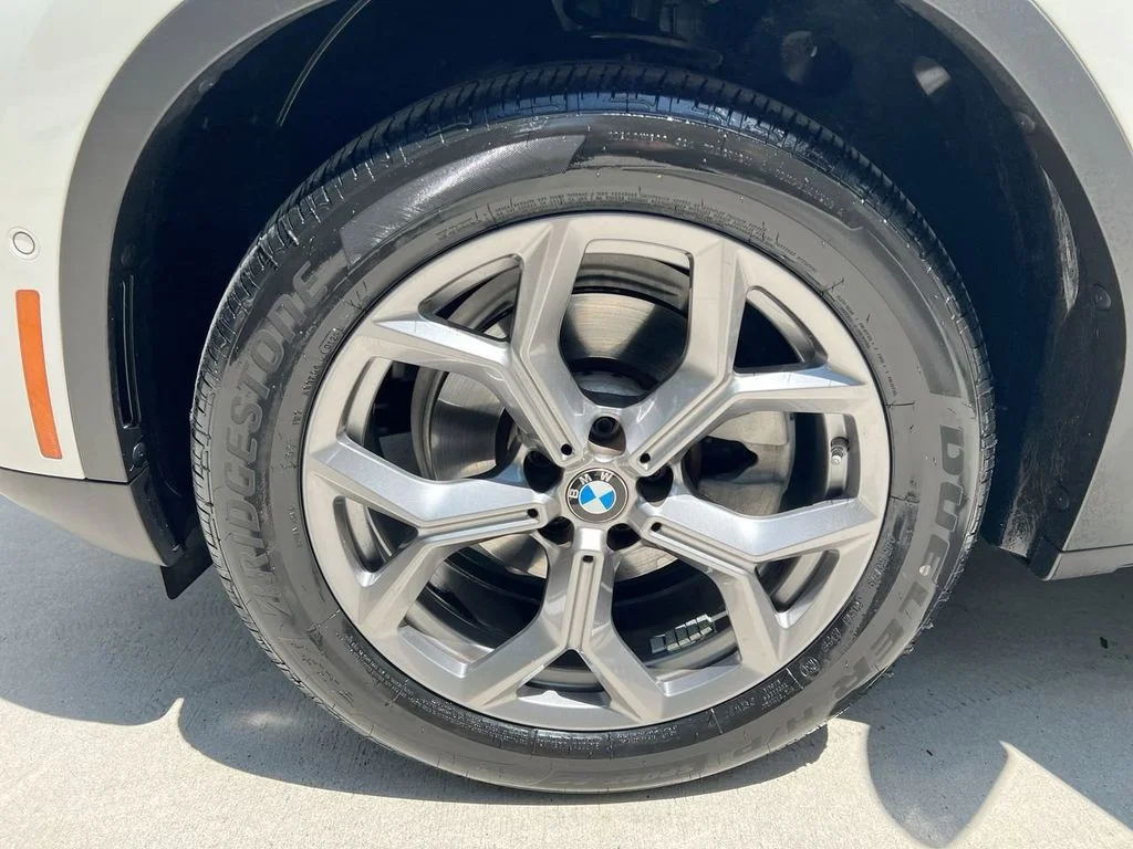 Used 2024 White Metallic BMW xDrive30i image 9