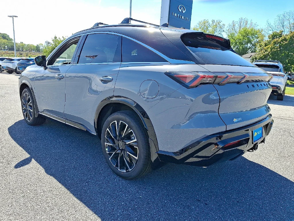 New 2027 Gray INFINITI AUTOGRAPH image 3