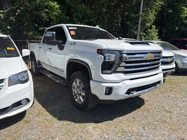Used 2024 White Chevrolet High Country image 4