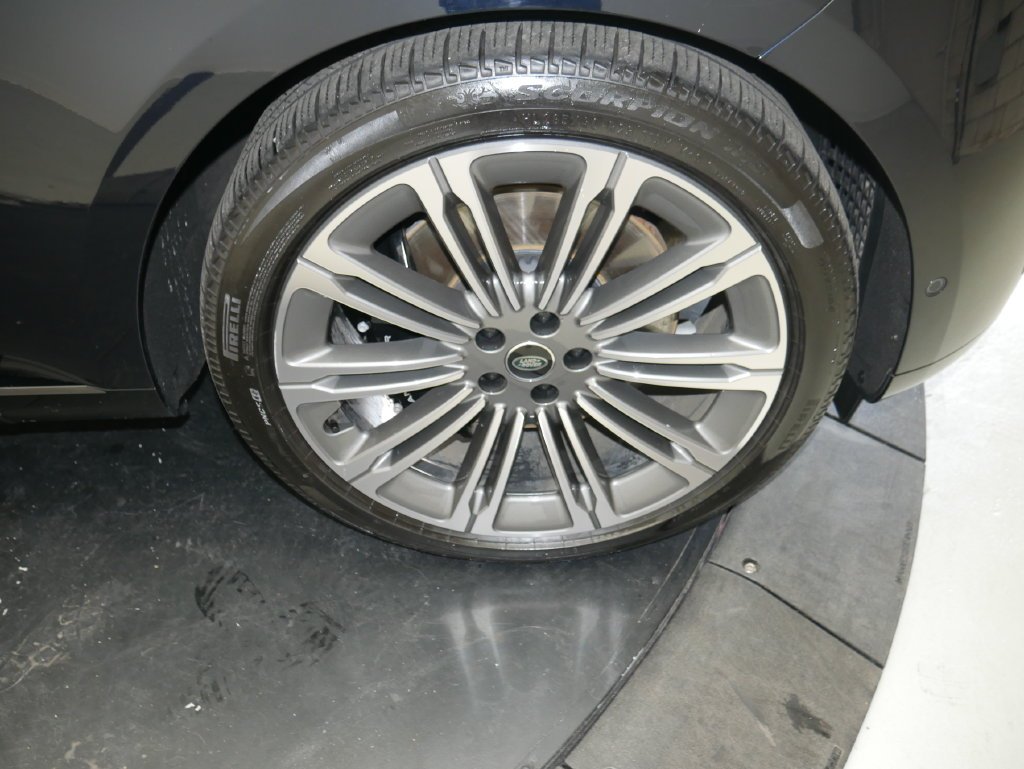 Used 2025  Land Rover Autobiography image 13