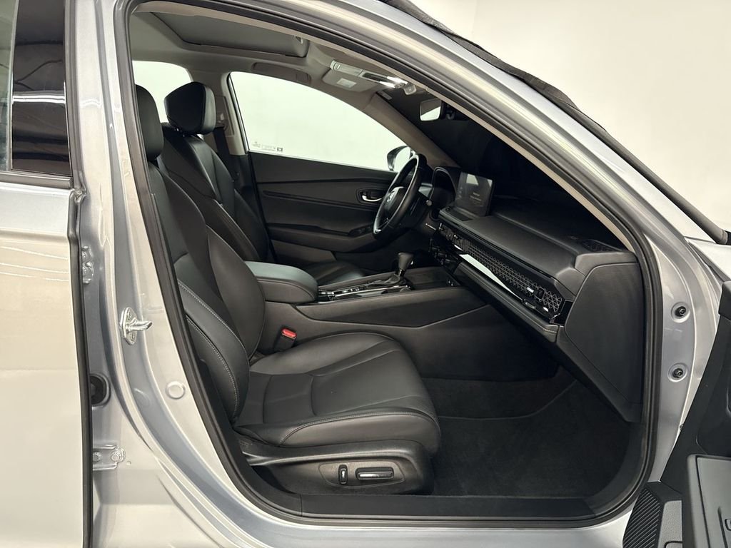 Used 2025 Solar Silver Metallic Honda EX-L image 18