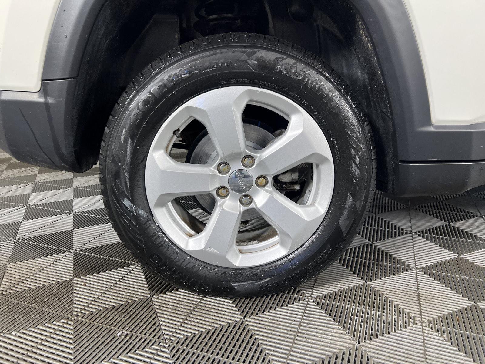 Used 2018 White Clearcoat Jeep Latitude image 26
