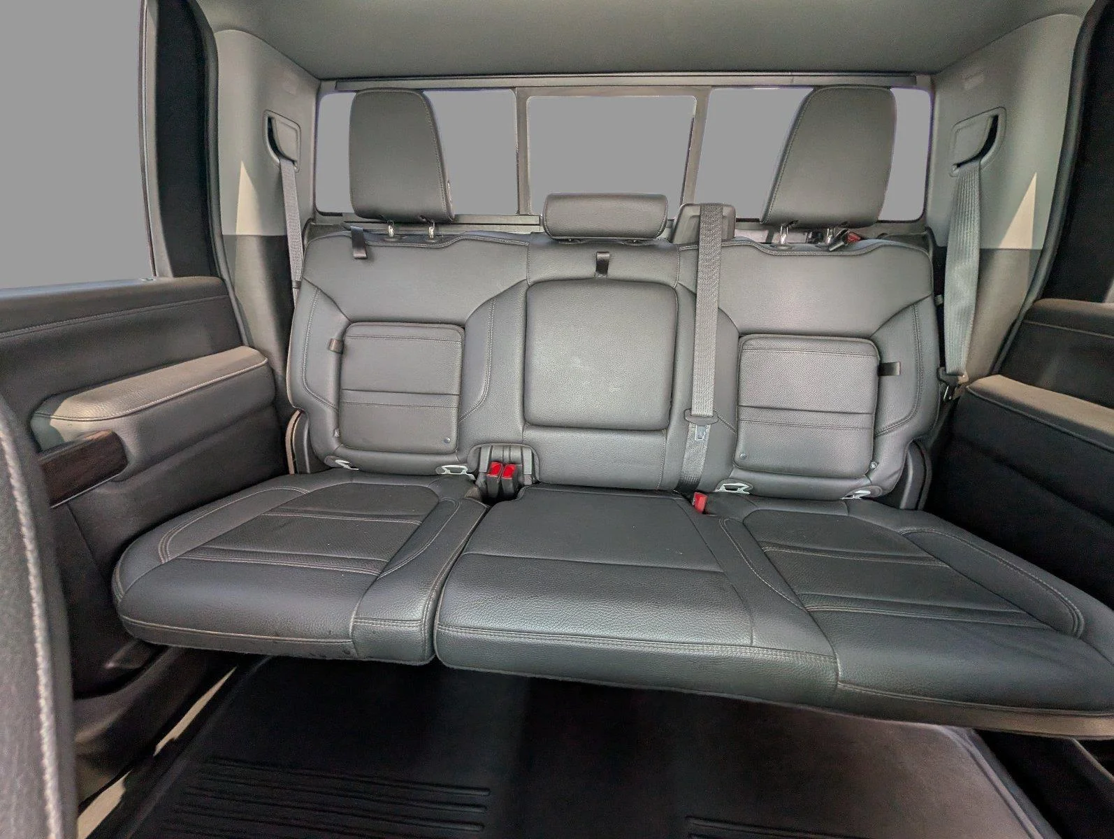 Used 2022 White Frost Tricoat GMC Denali image 14