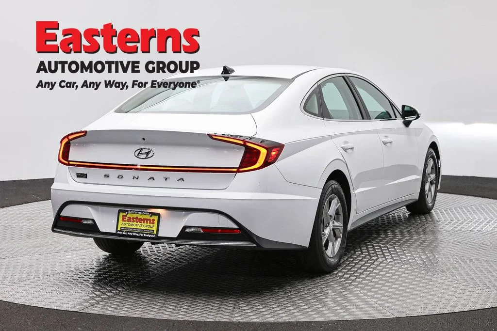 Used 2023 White Hyundai SE image 5