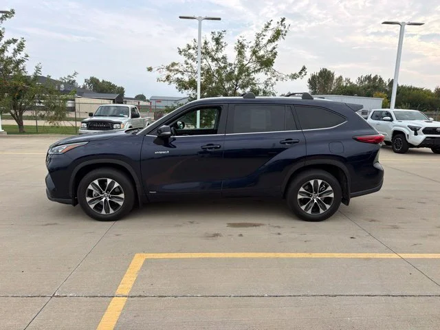 Used 2020 Blue Toyota XLE image 4
