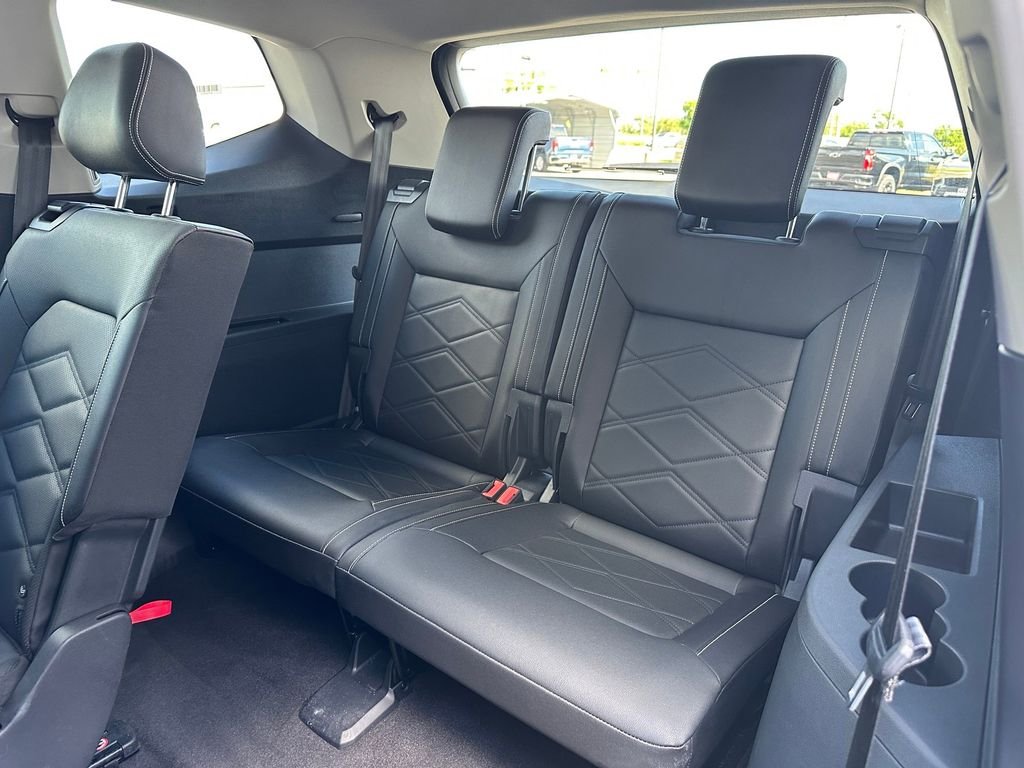 Used 2025  Volkswagen 2.0T SE w/Technology image 27