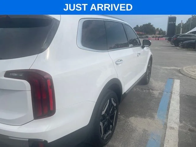 Used 2025 White Kia S image 4
