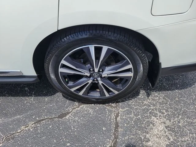Used 2019 White Nissan Platinum image 6