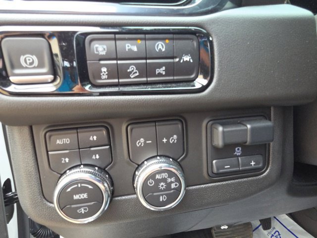 Used 2025 White GMC AT4 image 27