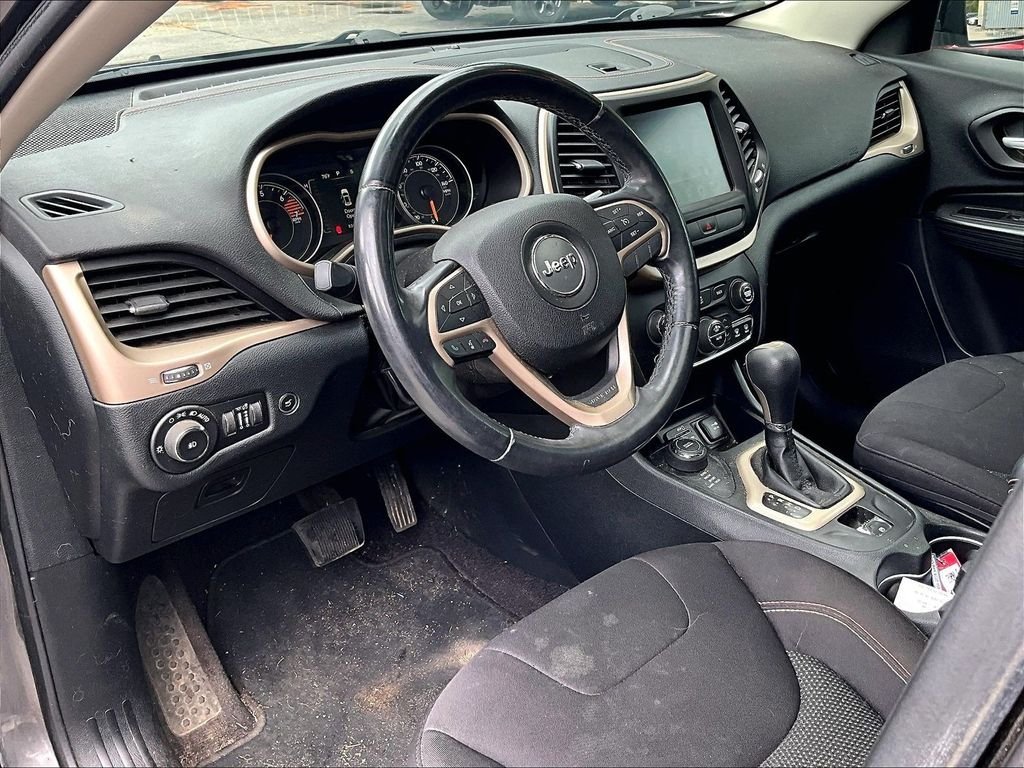 Used 2016 Granite Crystal Metallic Clearcoat Jeep Latitude image 8