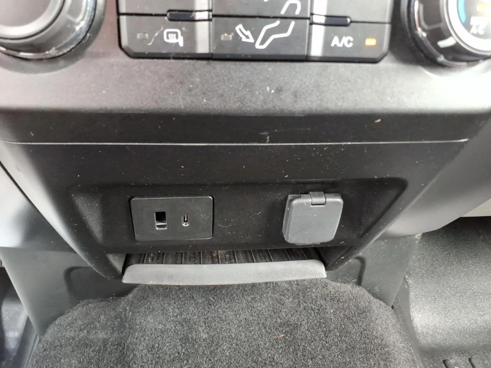 Used 2021 Oxford White Ford XLT image 25