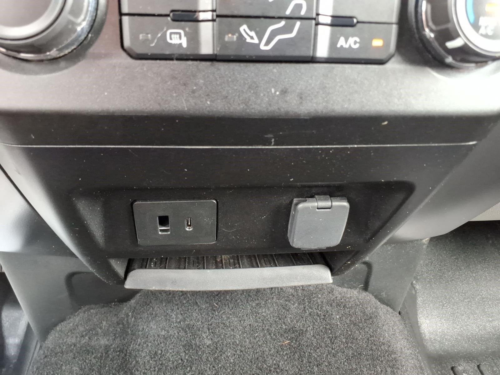 Used 2021 Oxford White Ford XLT image 25