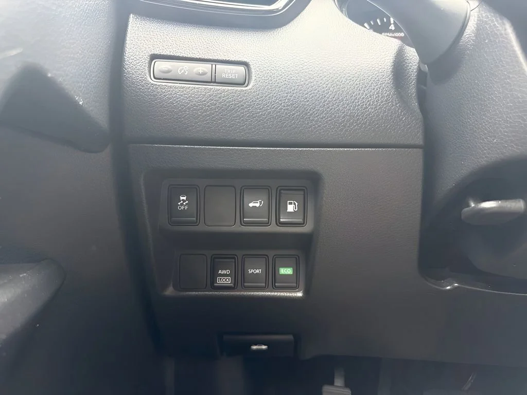 Used 2018  Nissan SV image 22