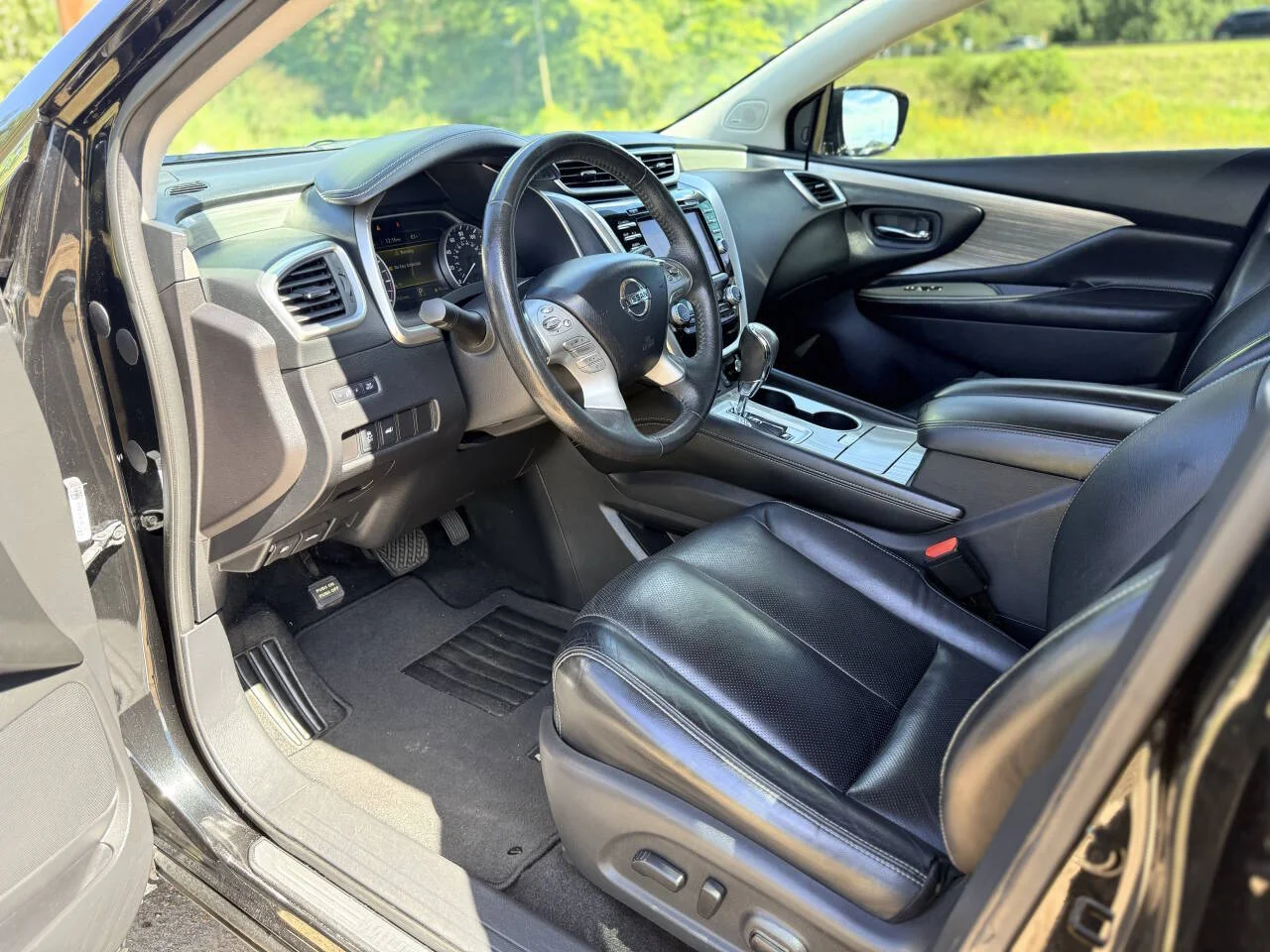 Used 2016 Black Nissan SL 4dr SUV image 24
